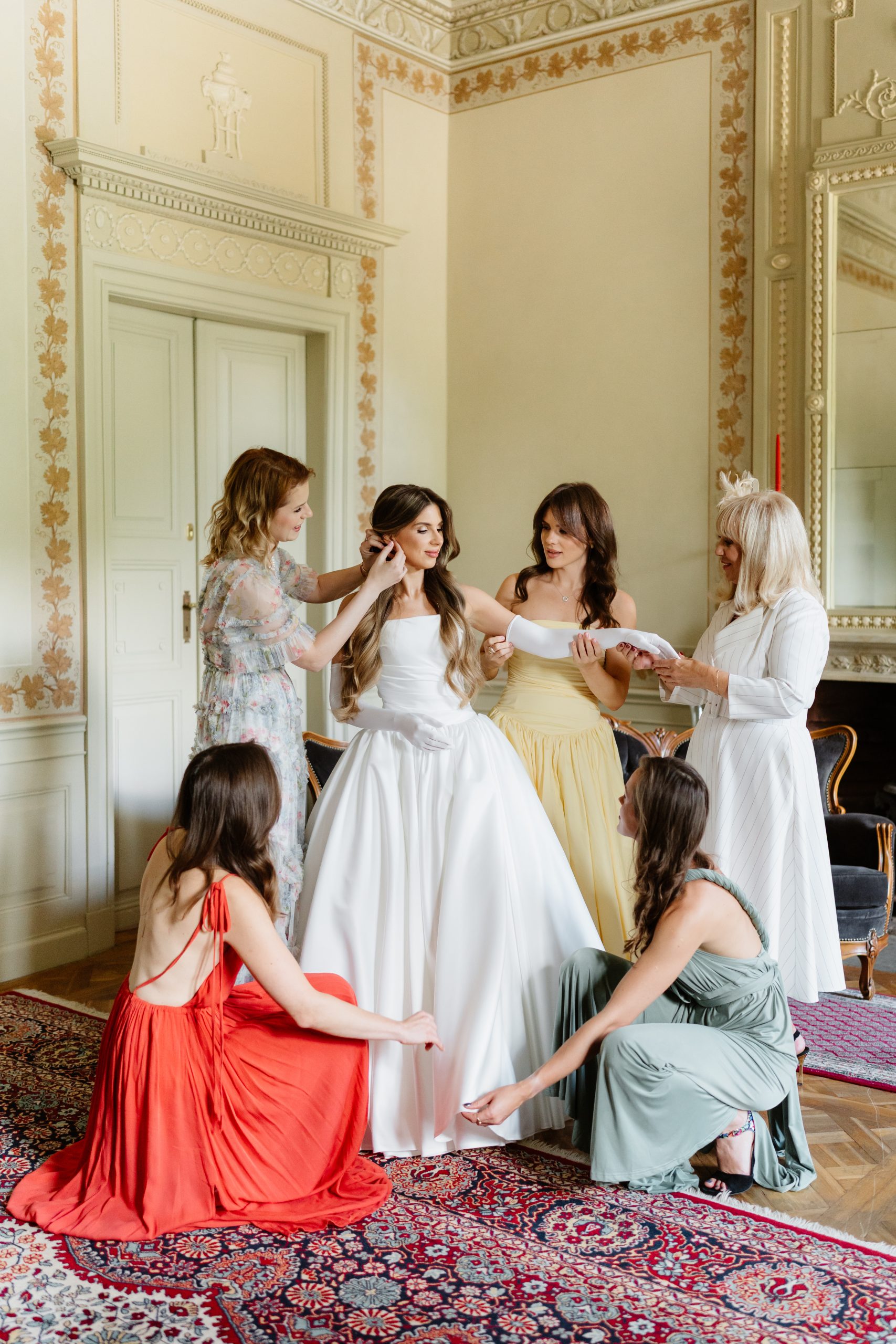 bride and bridesmaids in tuscany