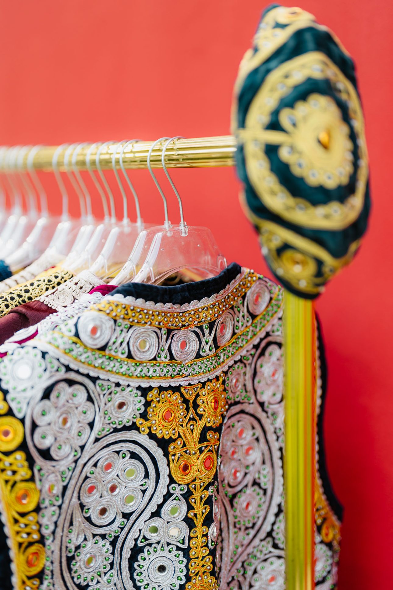 Colorful fabrics and Henna Party details luxury Jewish wedding Tuscany