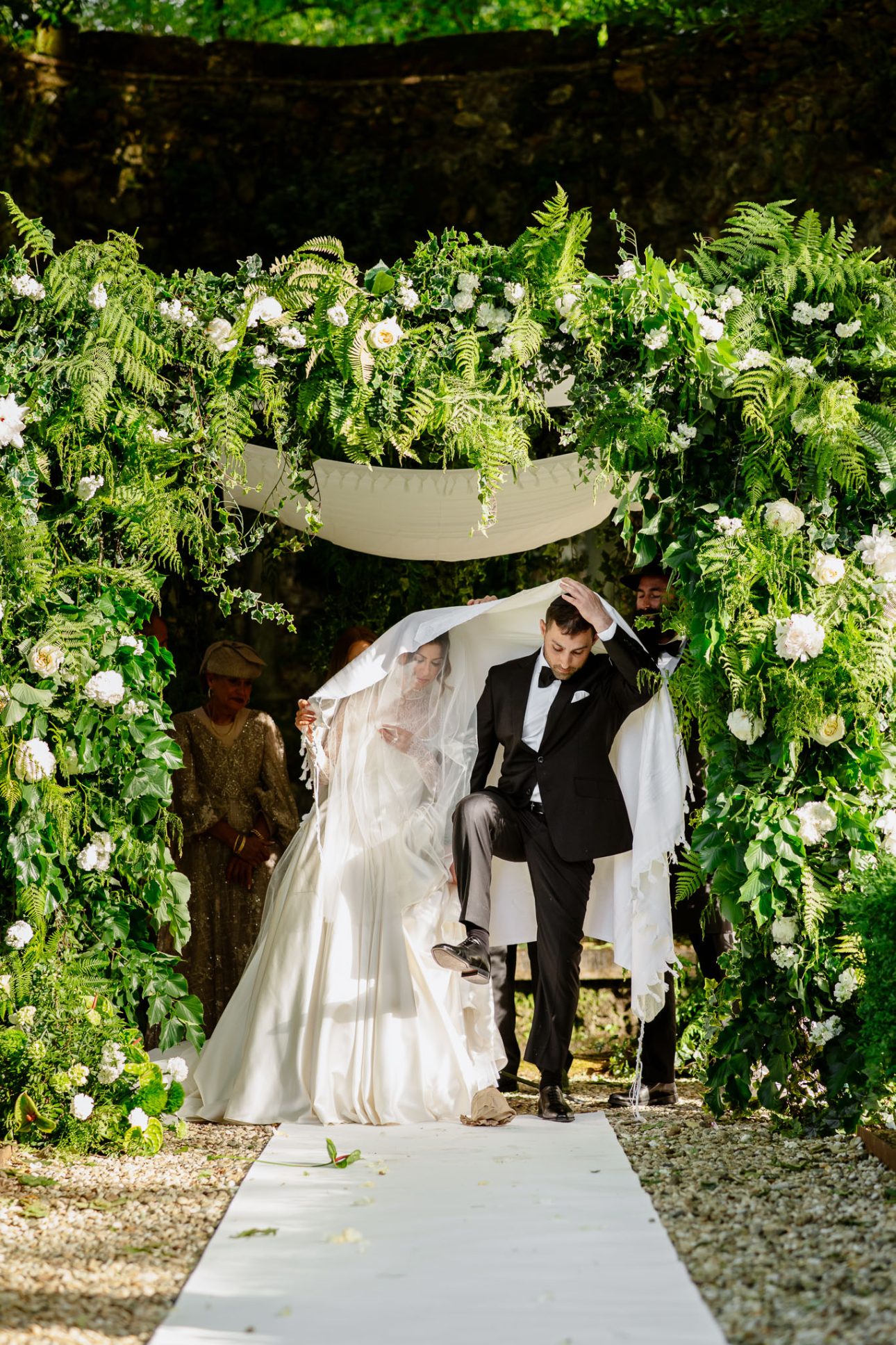 Breaking the glass Jewish wedding tradition